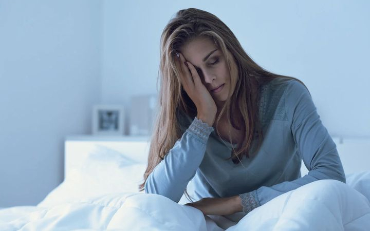 Tidur semalaman tapi tetap lelah? Kenali penyebab dan cara mengatasinya agar bangun tidur terasa segar dan bersemangat.