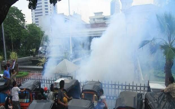 Gas air mata sering digunakan oleh aparat keamanan sebagai alat pengendali massa. Meskipun terlihat