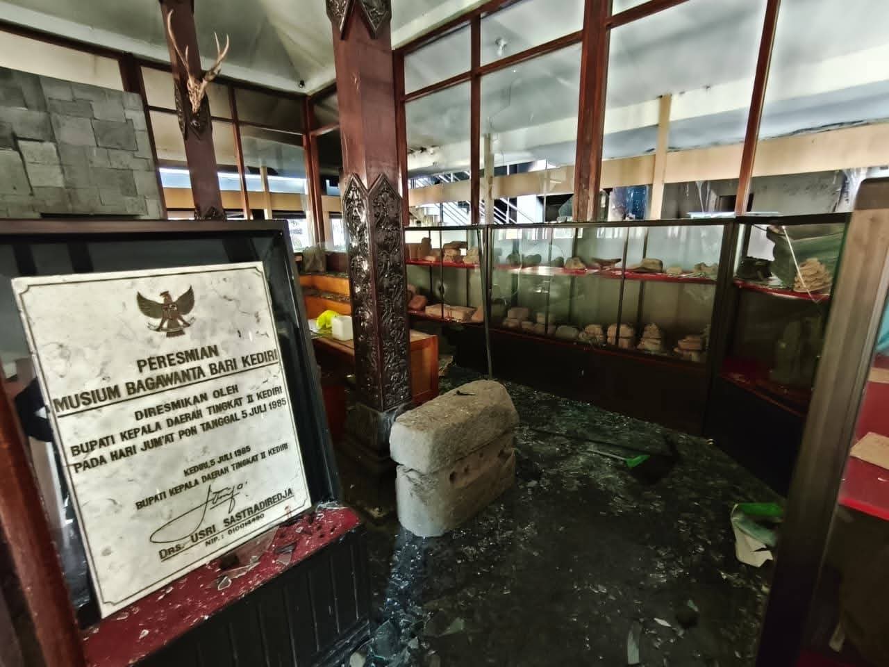 Kondisi bagian dalam Museum Bhagawanta Bhari di area kompleks kantor Pemkab Kediri yang rusak usai dijarah massa. (PASAK KADHIRI)