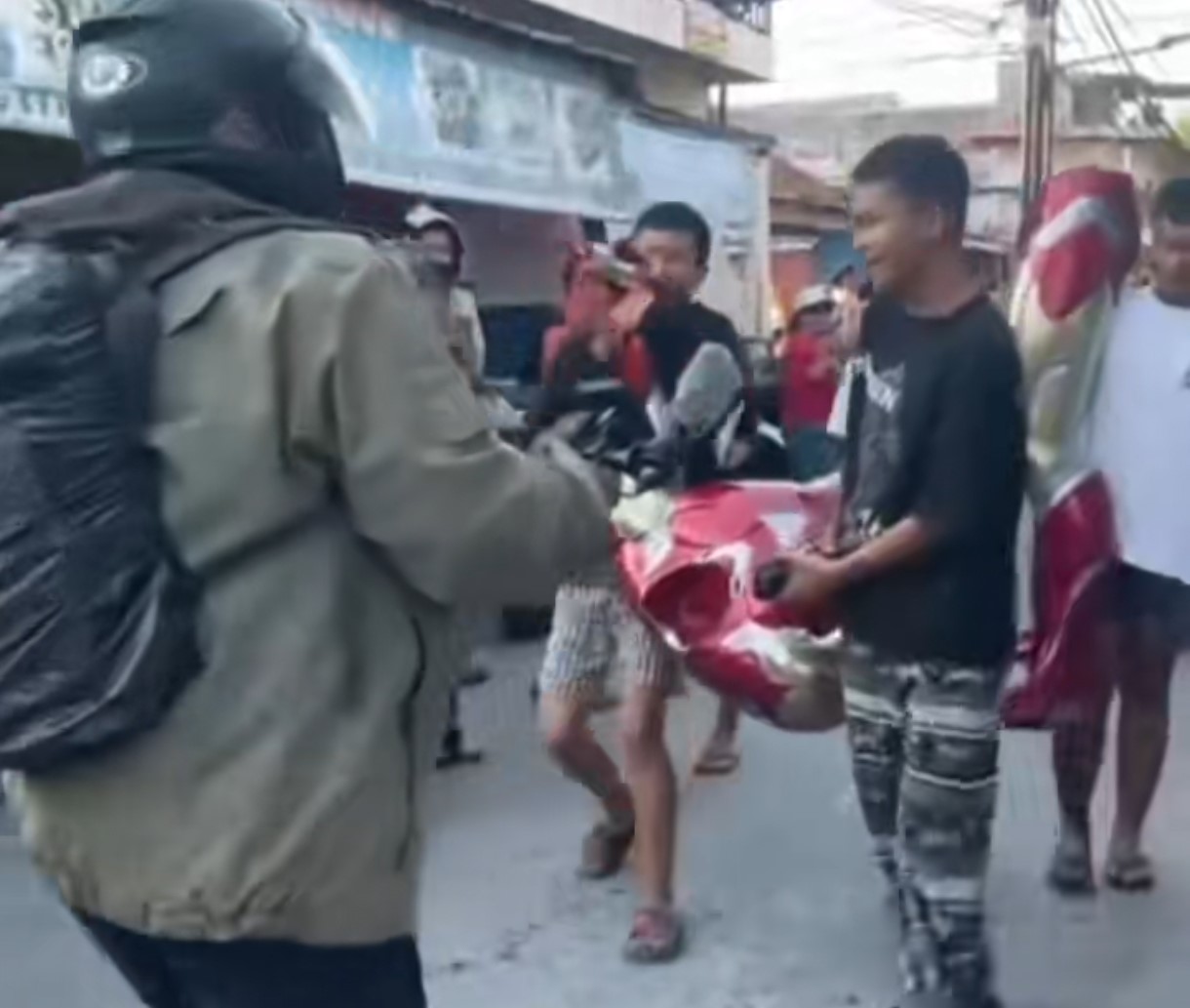 Rumah anggota DPR RI Ahmad Sahroni di Tanjung Priok digeruduk massa pada 30 Agustus 2025. Barang mewah hingga patung Iron Man ikut dijarah. (@kopi.hangat38)