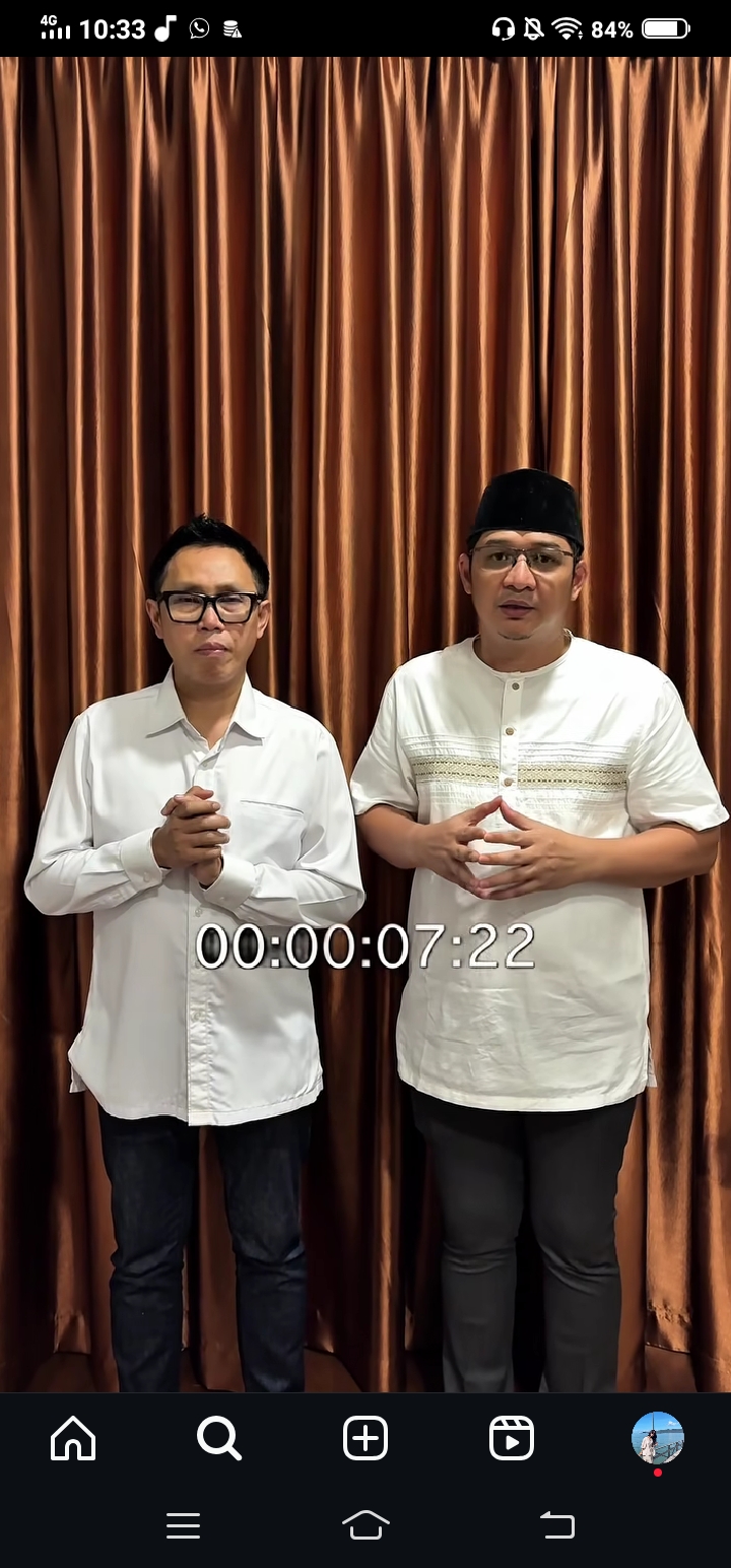 Eko Patrio (kiri) memberikan klarifikasi dan permintaan maaf melalui video di akun Instagram pribadinya, didampingi Sigit Purnomo alias Pasha Ungu (kanan). (Instagram: @ekopatriosuper)