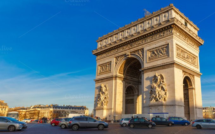 Arc de Triomphe merupakan salah satu monumen paling terkenal di Paris, Prancis.