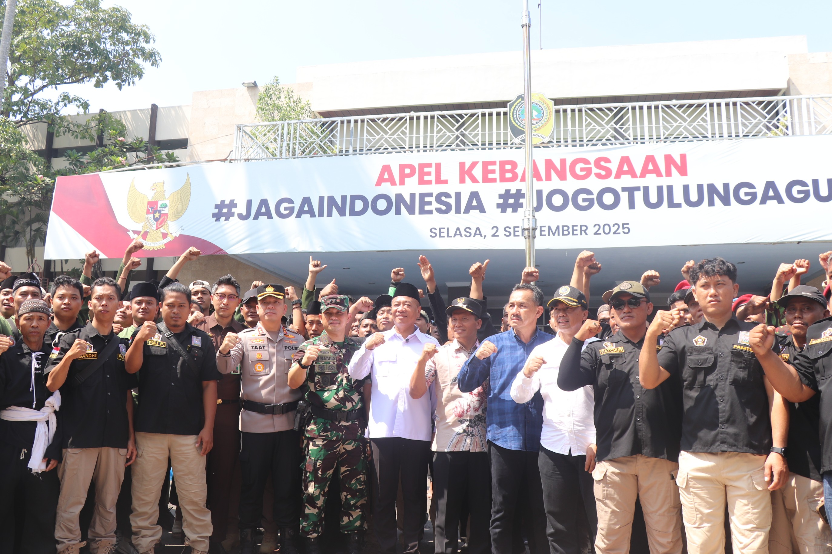 Seluruh forkopimda Tulungagung dan peserta apel kebangsaan berfoto bersama. (SANDY YUWANA/RADAR TULUNGAGUNG)