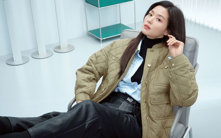 Jun Ji-hyun sebagai Seo Mun-ju di Tempest. Selain drama politik, Tempest juga memaparkan melodrama lewat hubungan Mun-ju dan Sah-ho (Gang Dong-won).