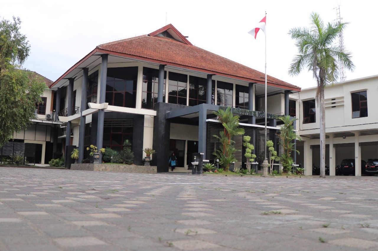 Suasana gedung DPRD Tulungagung yang tampak lengang pada Senin (1/9/2025). (SANDY YUWANA/RADAR TULUNGAGUNG)