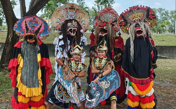 Barongan adalah salah satu kesenian tradisional yang berasal dari Indonesia, khususnya dikenal di Jawa.