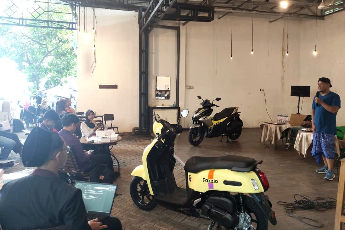 Salah satu juri RFF 2025 Endik Kuswoyo memberikan materi di technical meeting. (SANDY YUWANA/RADAR TULUNGAGUNG)