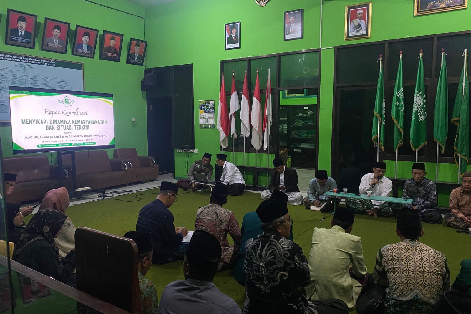 Pengurus PCNU Tulungagung menggelar rapat untuk menyikapi kondisi masyarakat saat ini. (CHOIRUL ANAM)