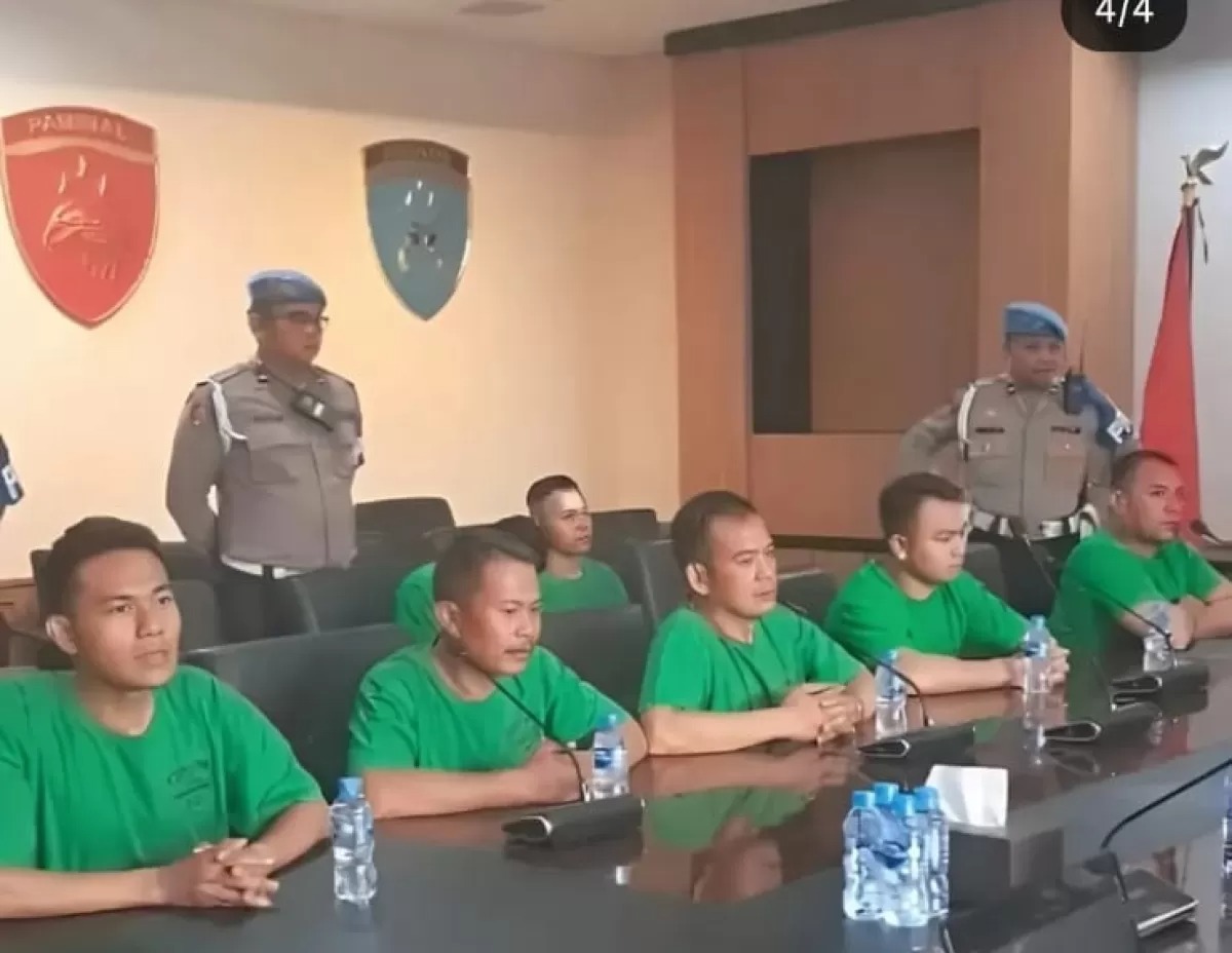 Polri tegaskan identitas tujuh tersangka Brimob dalam kasus tewasnya Affan Kurniawan, dua di antaranya terancam pemecatan. (jawapos.com)
