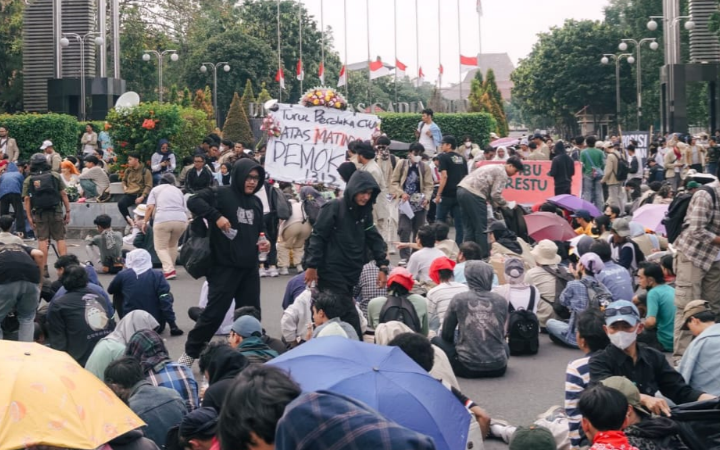 Demo Jogja Memanggil: Maklumat Rakyat digelardi Bundaran UGM, kemarin (1/9). Aksi ini disebut sebagai Aksi ini di sebut sebagai panggilan aksi damai.