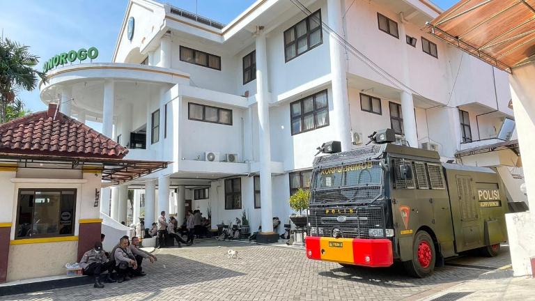 Polres Ponorogo Siagakan 350 Personel untuk antisipasi Aksi Demo di Depan DPRD