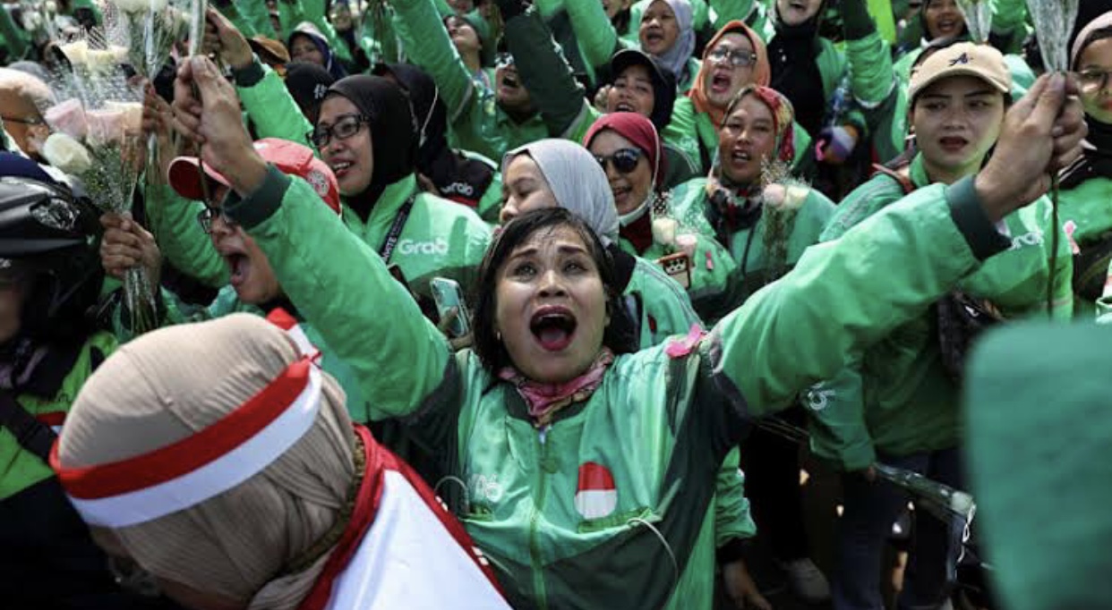 Bentuk solidaritas unik datang dari netizen Malaysia yang mengirim kopi dan makanan ke massa aksi DPR RI lewat aplikasi ojek online. Simak aksi lucu dan harunya!