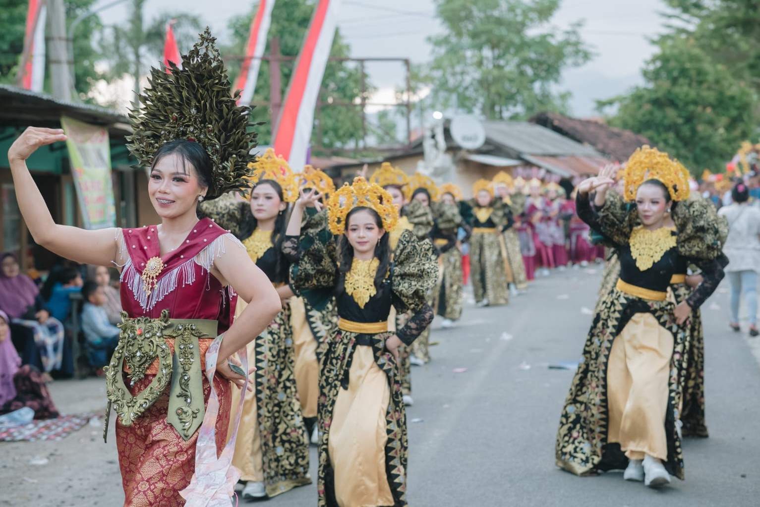 Peserta Dukuh Culture Carnival 2025 berdandan secantik mungkin.