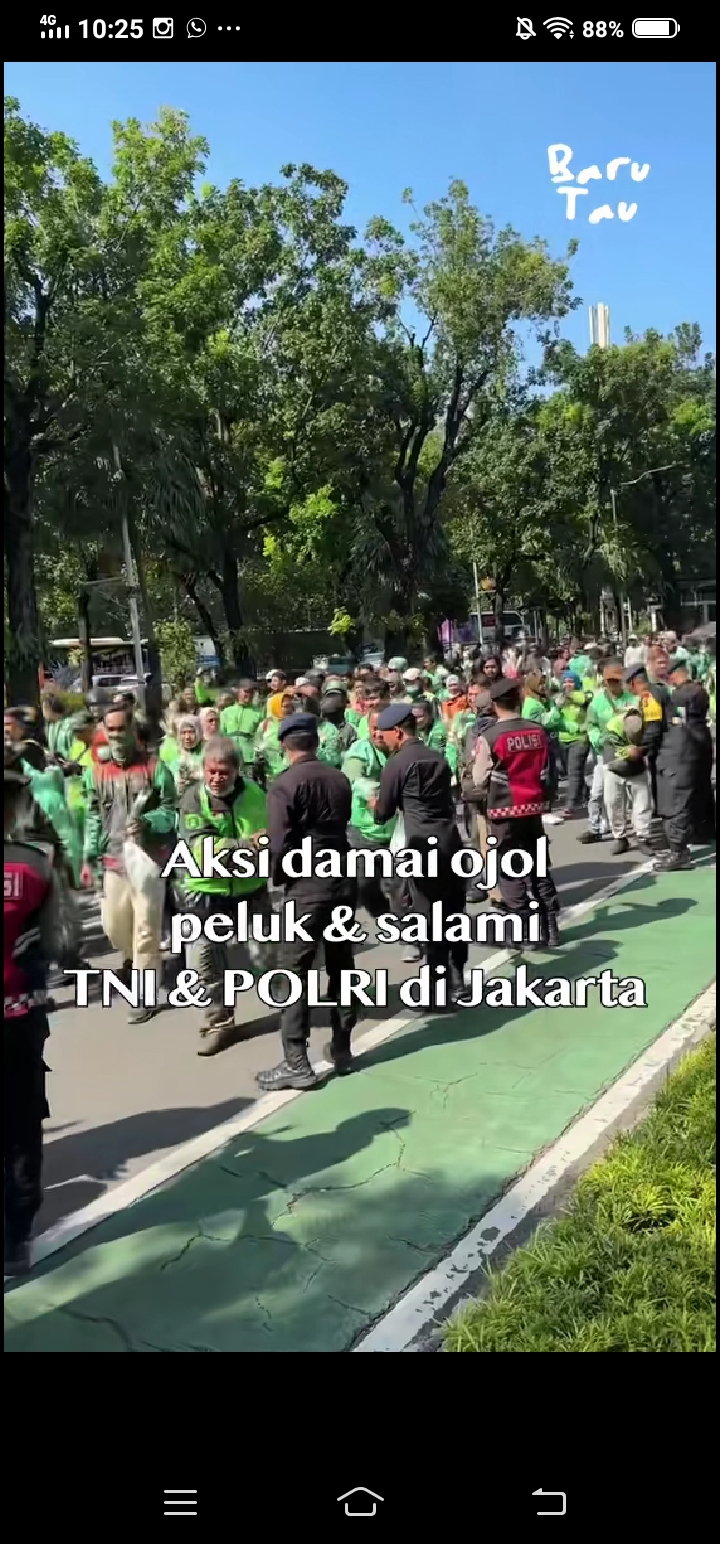 Ratusan pengemudi ojol lakukan aksi damai untuk berikan bunga dan salami anggota Polri dan TNI di Monas, Jakarta pada Selasa, 2 September 2025.