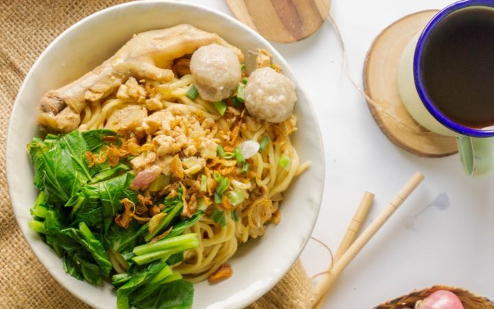 Sejarah mie ayam di Indonesia tidak bisa dilepaskan dari pengaruh kuliner Tionghoa.