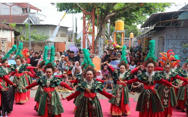 Karnaval Budaya Sobontoro 2025,  Kecamatan Boyolangu, Kabupaten Tulungagung, ribuan warga larut dalam semarak HUT ke-80 RI penuh pesona tradisi dan semangat kemerdekaan.
