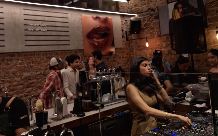 Coffee Rave adalah tren pesta pagi yang digandrungi Gen Z dan milenial di berbagai negara.