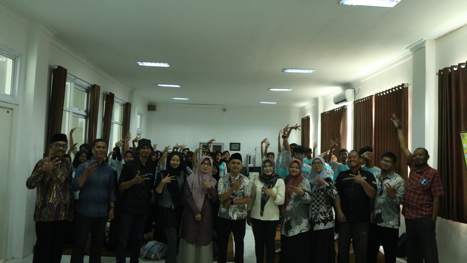 Kepala MTsN 3 Tulungagung, narasumber, dan peserta diklat jurnalistik foto bersama.