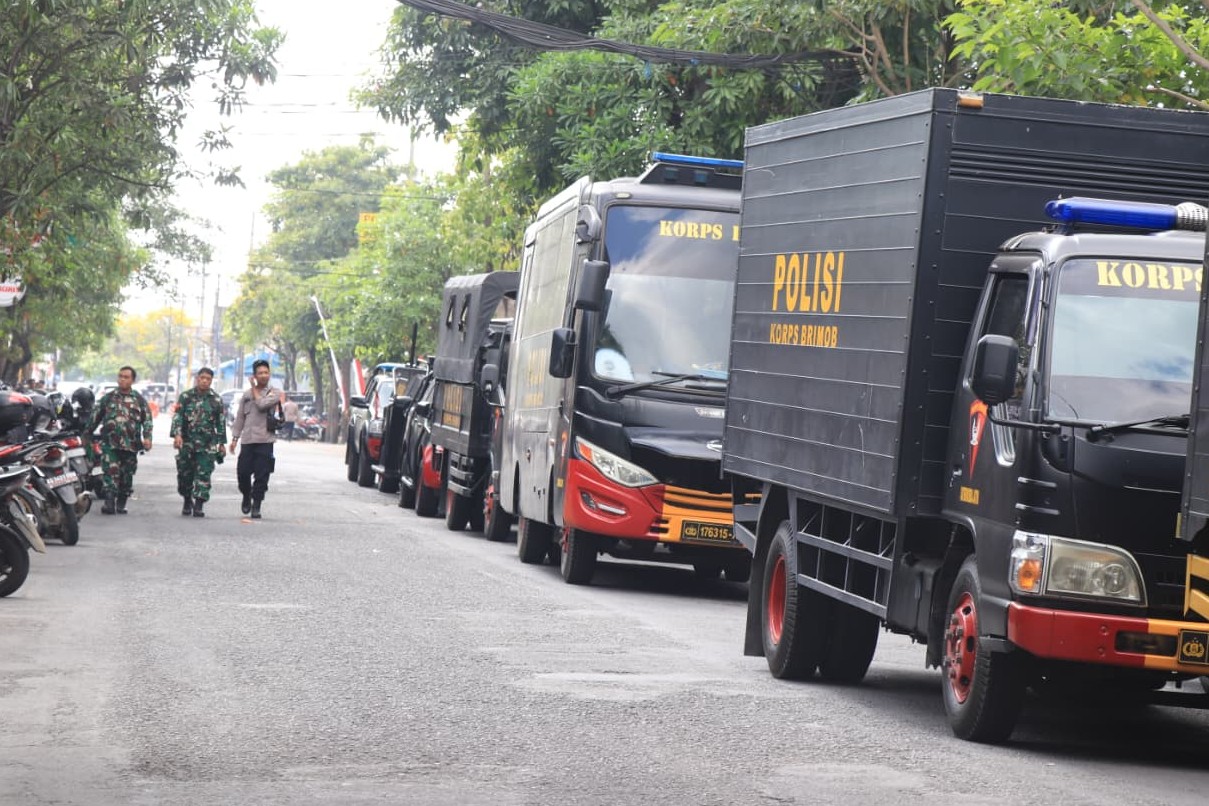 Penjagaan di sejumlah titik di Tulungagung tetap dilakukan meskipun unjuk rasa urung digelar. (SANDY YUWANA/RADAR TULUNGAGUNG)