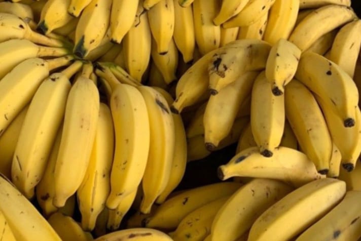 Pisang adalah salah satu buah yang paling populer di dunia dan mudah ditemukan di mana saja