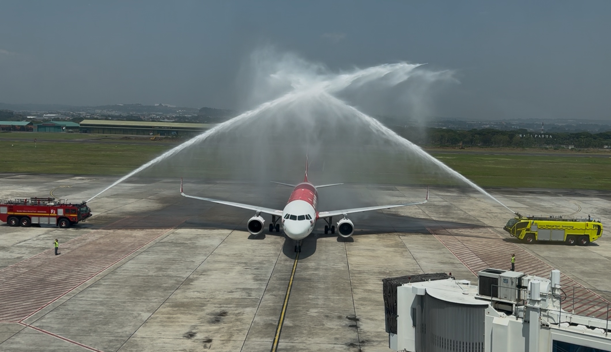 Penerbangan perdana AirAsia jalur Kuala Lumpur-Semarang yang menandai aktifnya Bandara Internasional Ahmad Yani. (KEMENHUB)
