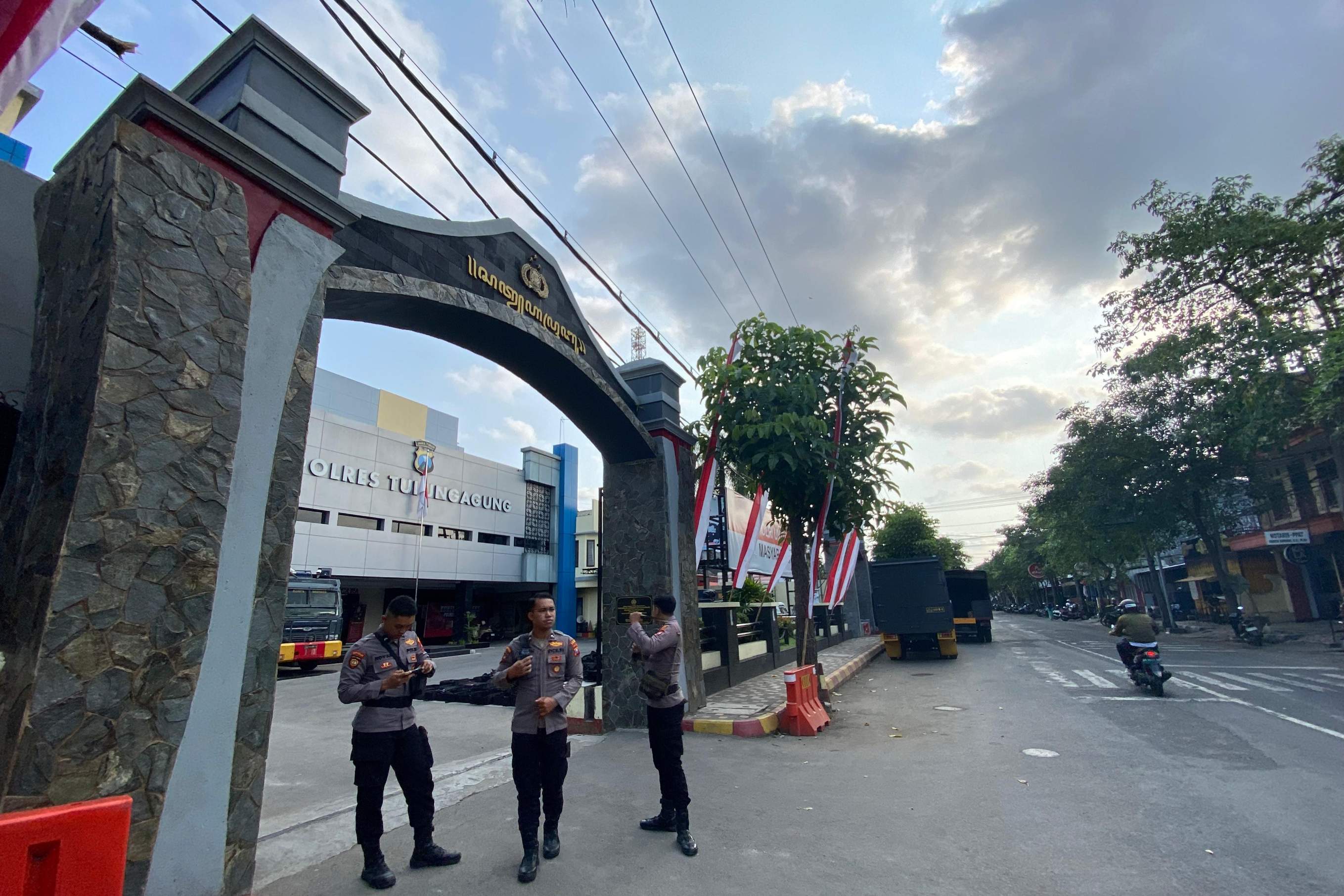 Suasana di sekitar Mapolres Tulungagung pada Kamis (4/9/2025) yang kondusif. (DR PERDANA/RADAR TULUNGAGUNG)