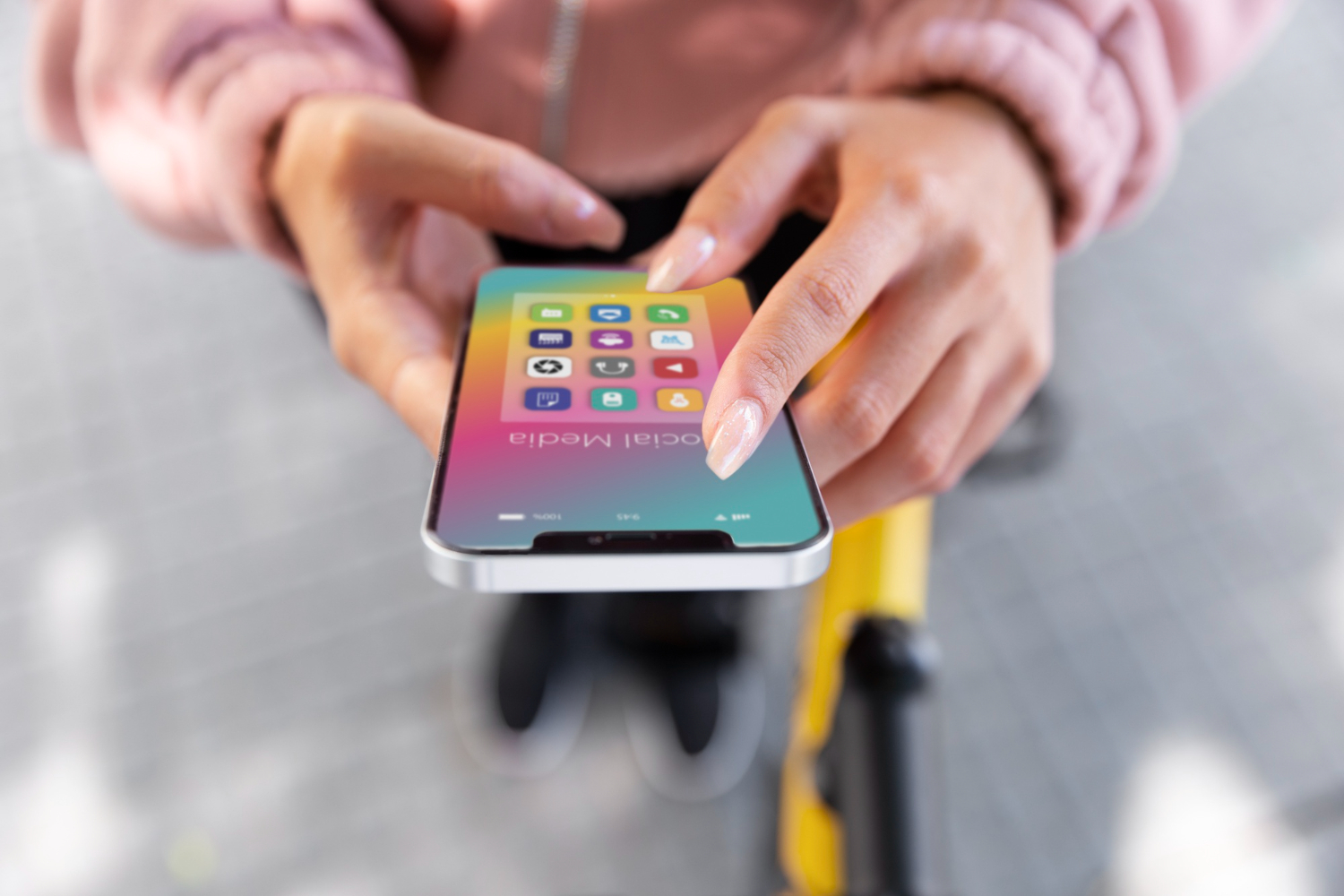 Ada cukup banyak aplikasi smartphone yang digemari anak muda. (FREEPIK)
