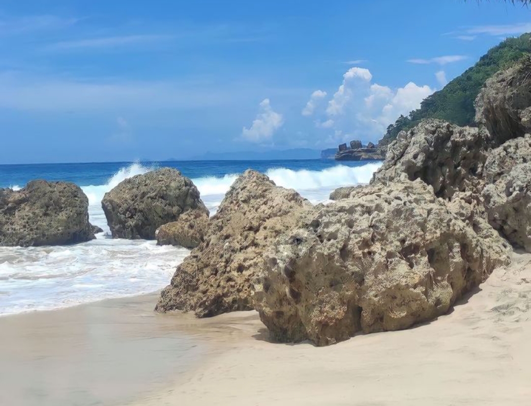 Salah satu pantai brumbun, Kalau ke Hawaii butuh biaya puluhan juta rupiah, ke Tulungagung hanya butuh ongkos transportasi lokal