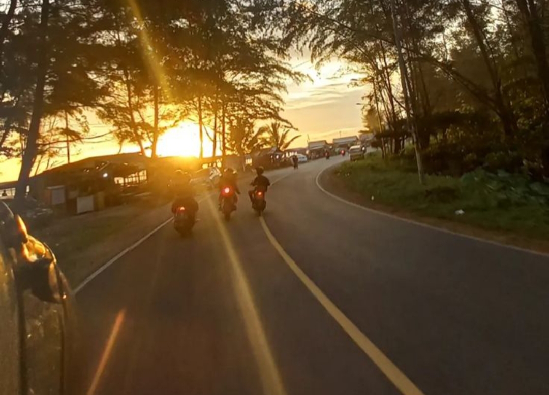 Menyusuri jalur pantai selatan Tulungagung dengan motor adalah pengalaman tak terlupakan. Pemandangan alam spektakuler, udara segar, dan sensasi touring membuat perjalanan terasa istimewa.