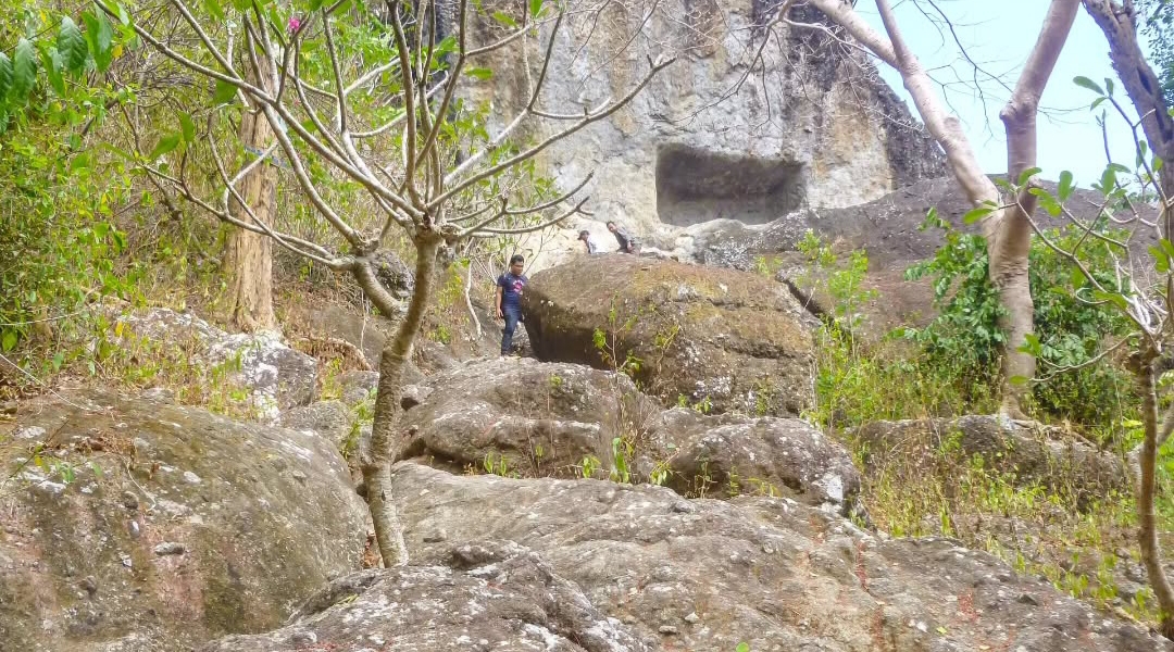 Goa Pasir adalah salah satu destinasi Tulungagung yang memadukan cerita mistis dengan panorama alam menawan.