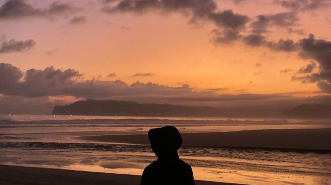 Pantai-pantai tersembunyi di Tulungagung  salah satunya pantai dlodo menawarkan pengalaman berbeda dibanding pantai populer. Suasana alami, jauh dari keramaian