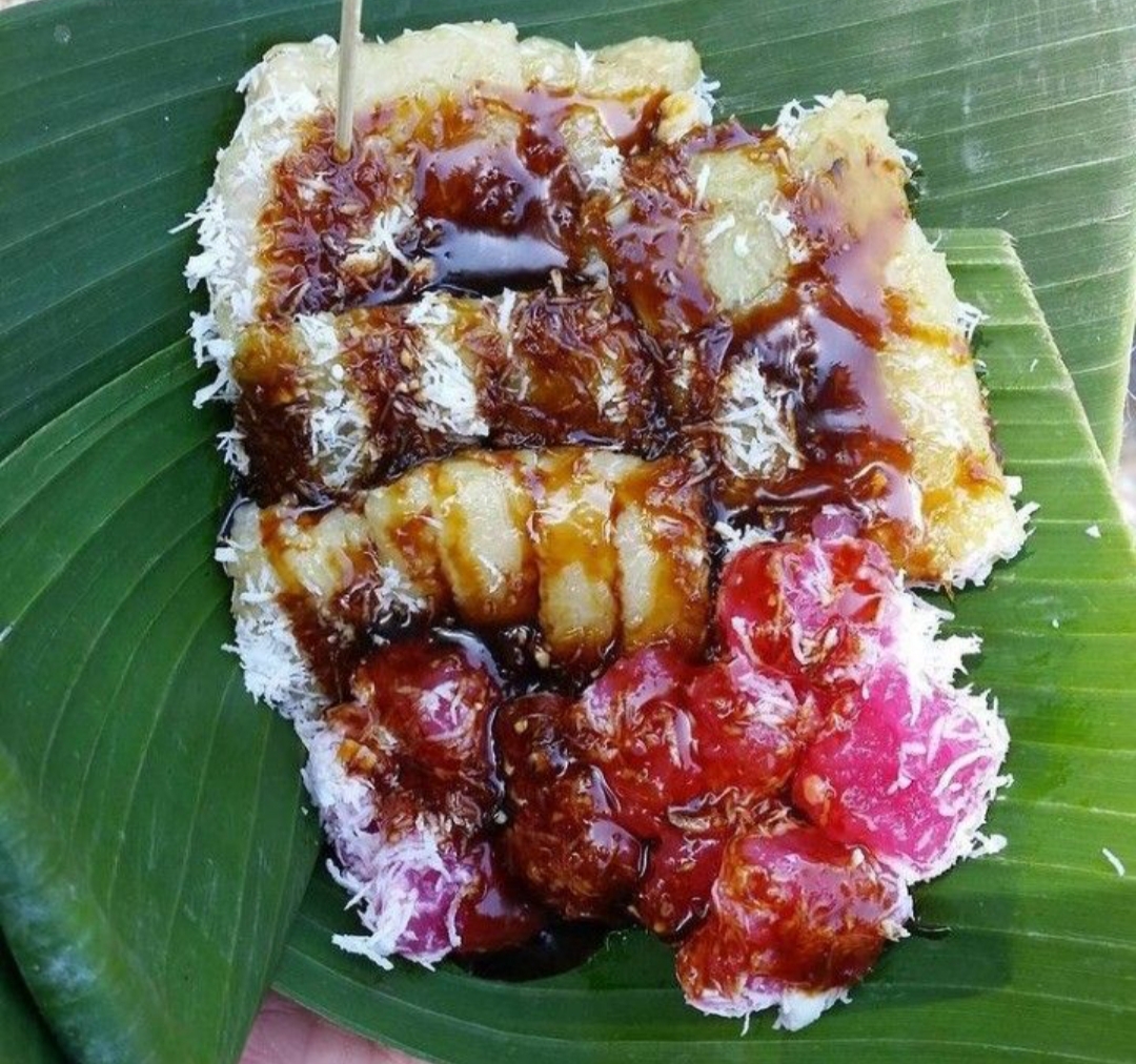 Jajanan pasar berbentuk kecil-kecil warna-warni ini terbuat dari tepung tapioka. Disajikan dengan parutan kelapa dan gula merah cair, masih bertahan hingga saat ini