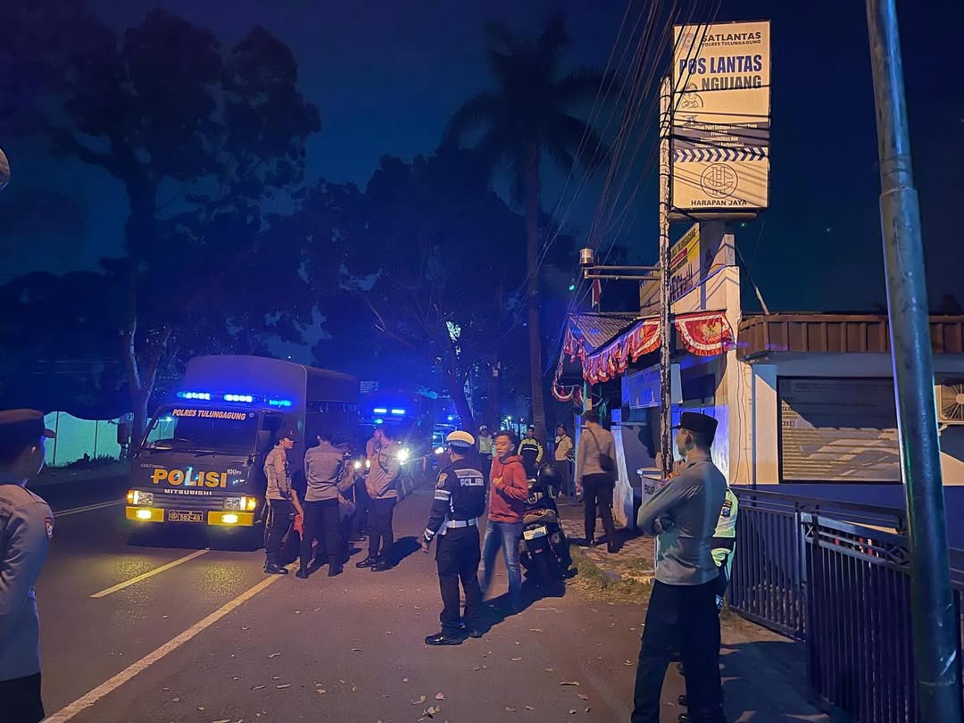 Aparat gabungan saat menggelar patroli besar di sejumlah titik di Tulungagung pada Jumat (5/9) malam. (POLRES TULUNGAGUNG)