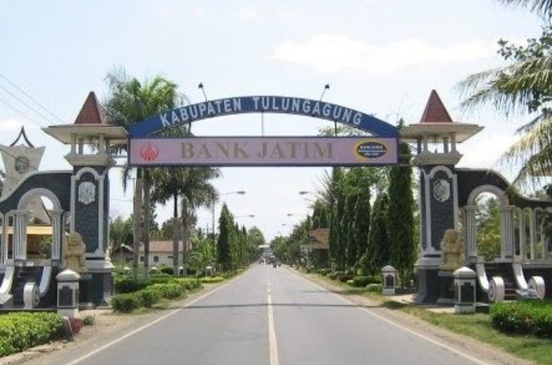 Kalau kamu mau aman, mending buka Google Maps sekalian. Tapi kalau mau dapat pengalaman asli ala Tulungagung, coba aja tanya warga. Dijamin dapat bonus cerita arah yang bikin perjalananmu seru
