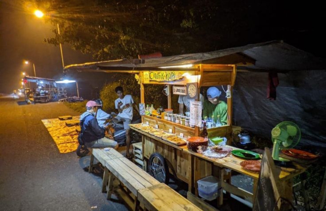 Gaya Hidup Baru Tulungagung Fenomena ini menunjukkan kalau nongkrong bukan lagi dianggap membuang waktu. Bagi sebagian anak muda, justru di warung kopi lah mereka menemukan inspirasi, koneksi, bahkan