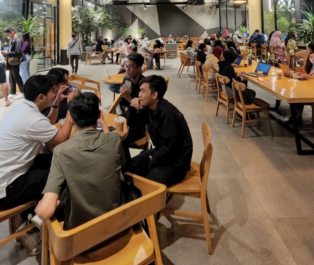 Di balik perbedaan itu, gaya nongkrong anak muda Tulungagung menunjukkan satu hal penting mereka punya cara sendiri untuk menikmati hidup.