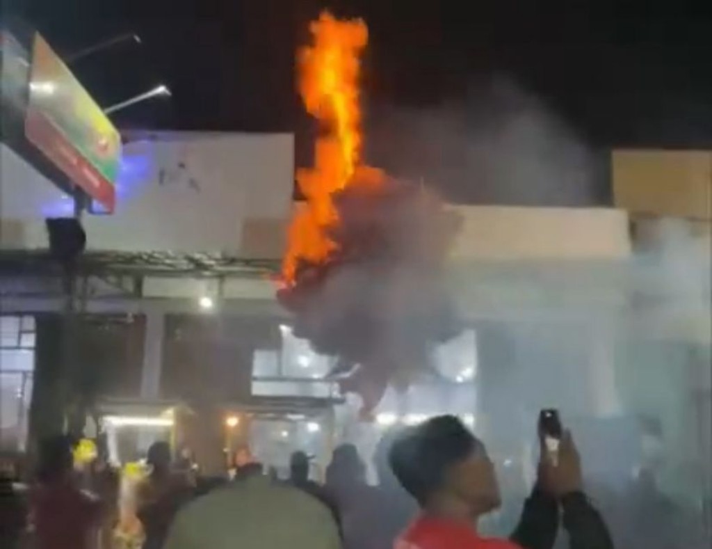 Balon mainan di Ngunut terbakar saat ada pawai dan melukai dua balita.