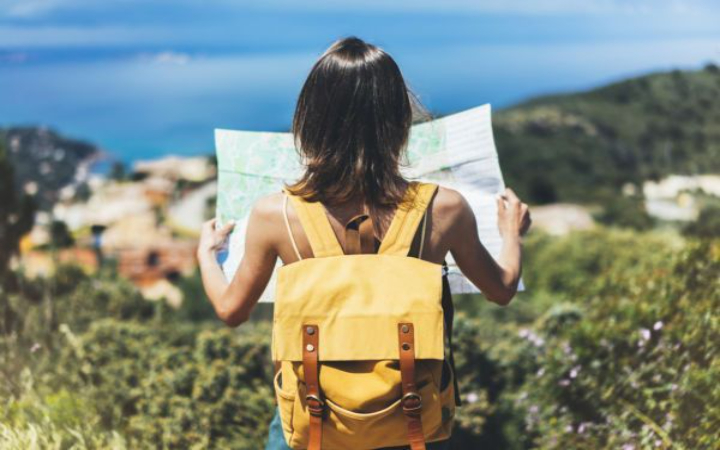 Traveling solo atau bepergian sendiri kini semakin digemari banyak orang.