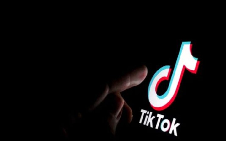 TikTok memang menyenangkan. Hanya dengan satu swipe, kamu bisa tertawa, belajar, bahkan merasa terinspirasi. Tapi tahukah kamu? Scroll TikTok berjam-jam ternyata bisa memberi efek nyata pada otakmu.