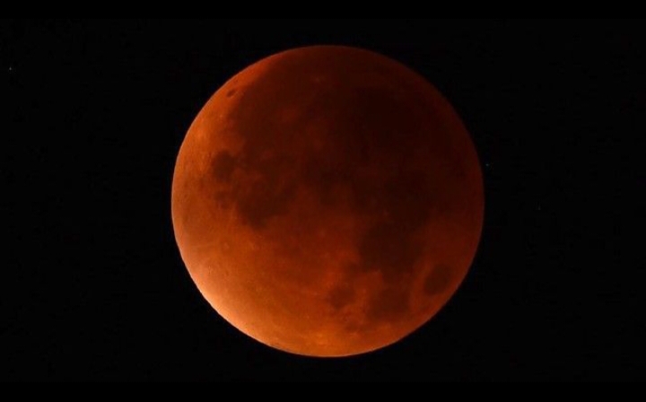 Gerhana bulan adalah salah satu fenomena astronomi yang selalu menarik perhatian banyak orang.