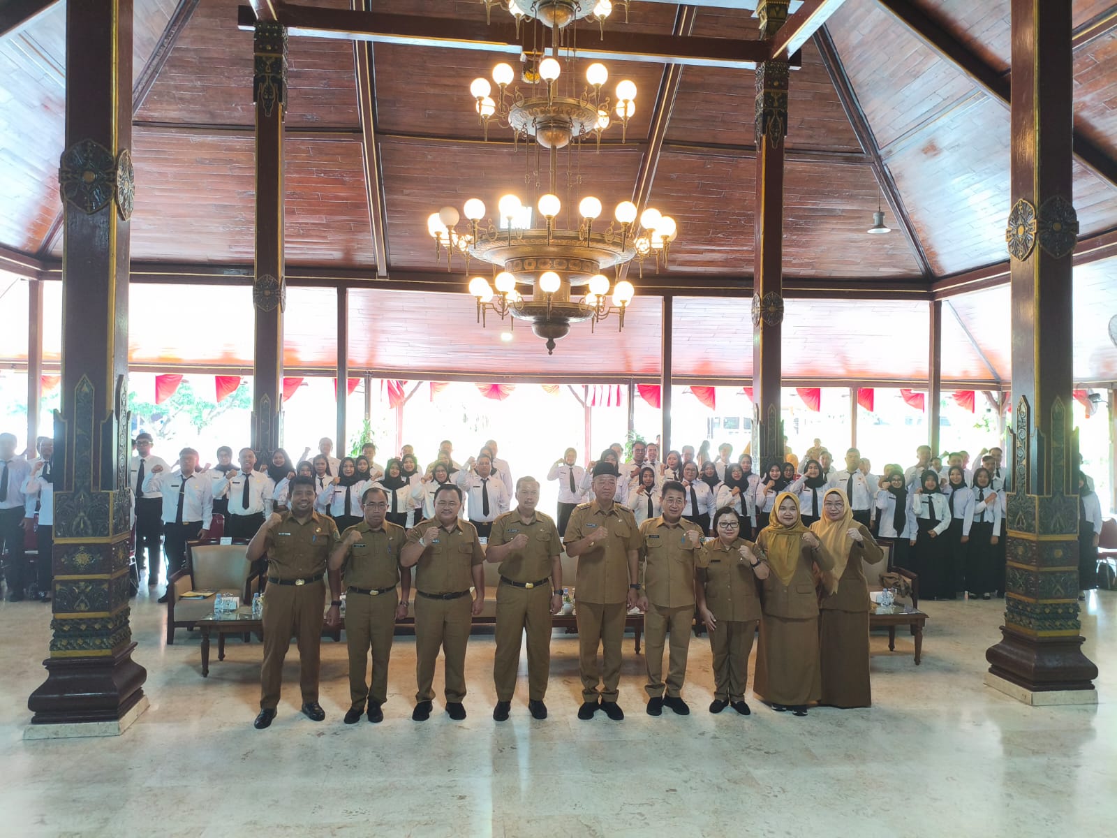 Bupati Tulungagung Gatut Sunu Wibowo bersama sekda dan kepala OPD terkait foto bersama 77 orang PPPK.