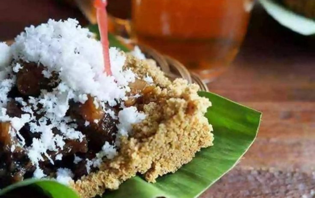 Di Tulungagung, beberapa pasar tradisional atau acara budaya masih menyajikan tiwul dan gatot. Bagi yang pernah merasakannya, tiap suapan bisa jadi nostalgia akan masa kecil di desa.