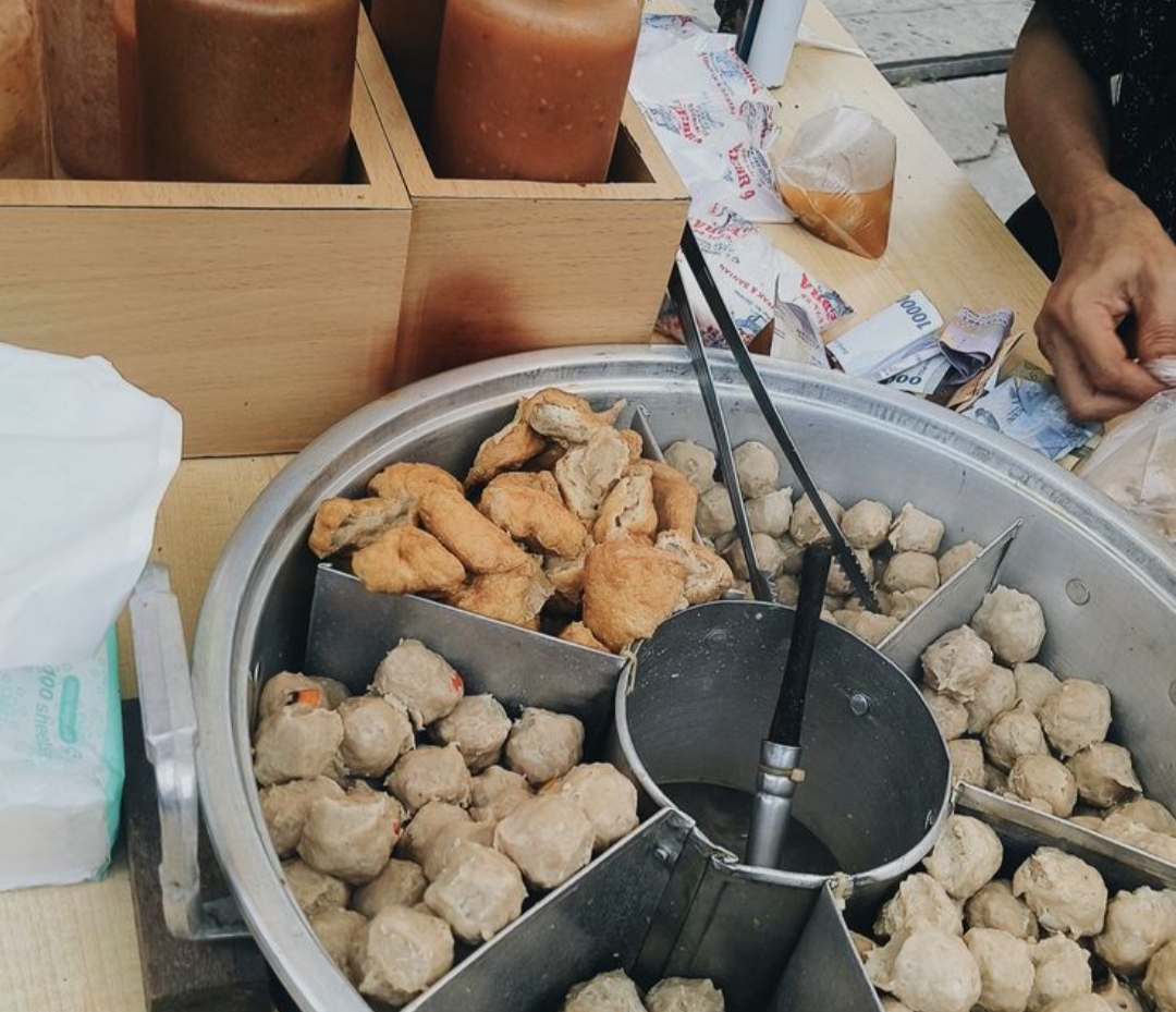 Pentol bukan sekadar camilan, tapi juga bagian dari kenangan masa kecil banyak orang Tulungagung. Murah, merakyat, dan selalu bikin kangen.