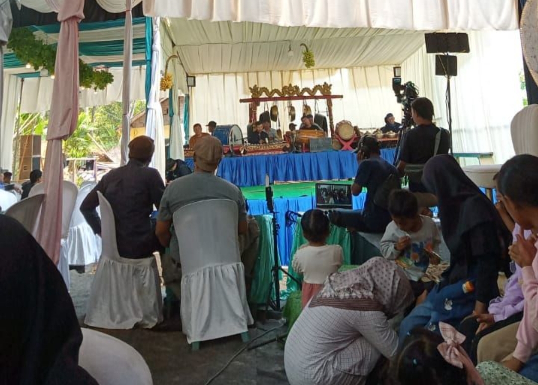 jangan heran kalau orang Tulungagung suka banget pesta hajatan. Karena di balik kemeriahan, ada cerita kebersamaan, tradisi, dan hiburan yang bikin semua orang merasa punya bagian di dalamnya.