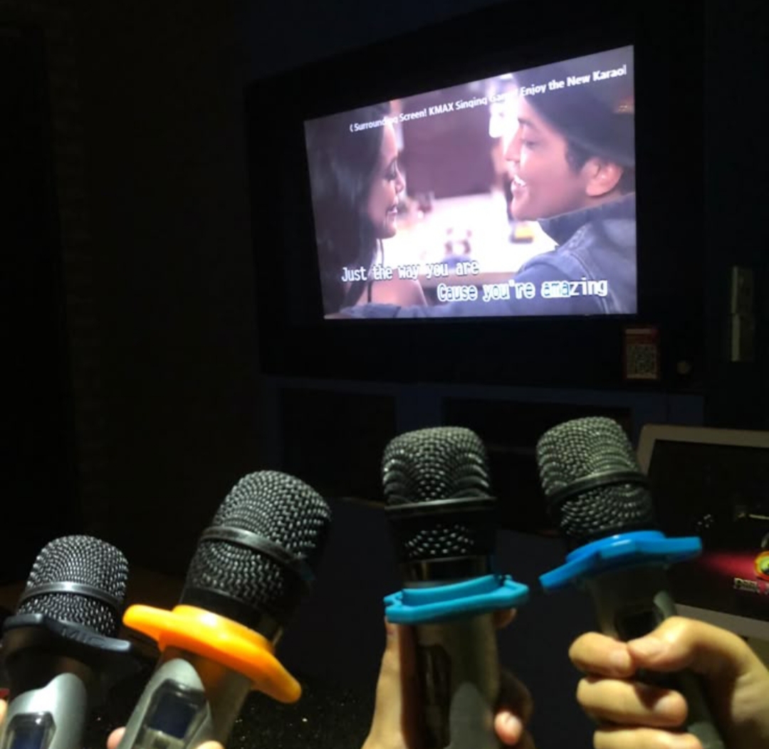 Dari Keluarga Sampai Nongkrong Uniknya lagi, karaoke di Tulungagung tidak terbatas usia. Ada bapak-ibu yang nyanyi dangdut di rumah, anak muda yang karaokean di kafe, sampai anak-anak yang pede banget