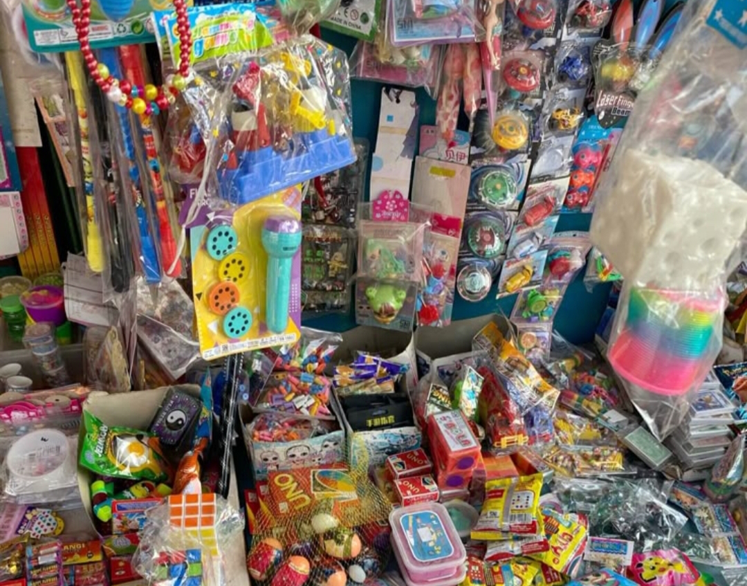 penjual mainan tetap jadi bagian dari warna-warni kehidupan sekolah dasar di Tulungagung sebuah tradisi kecil yang melekat dari generasi ke generasi.