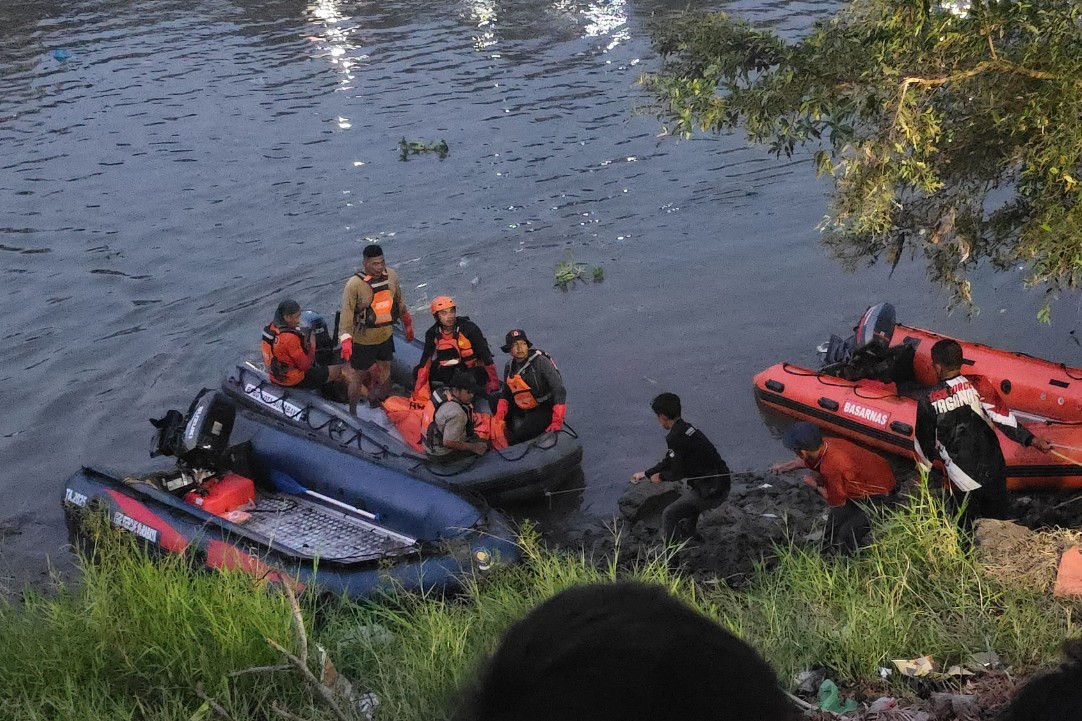 Personel SAR gabungan berhasil menemukan jenazah Agus Susanto di Sungai Jagir Wonokromo, Surabaya. (BASARNAS)