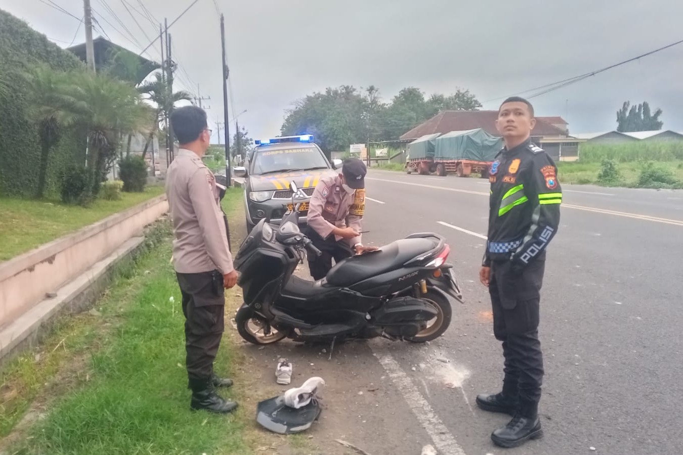 Polisi melakukan olah TKP di Jalan Raya Tulungagung - Kediri yang menjadi lokasi kecelakaan SAB.
