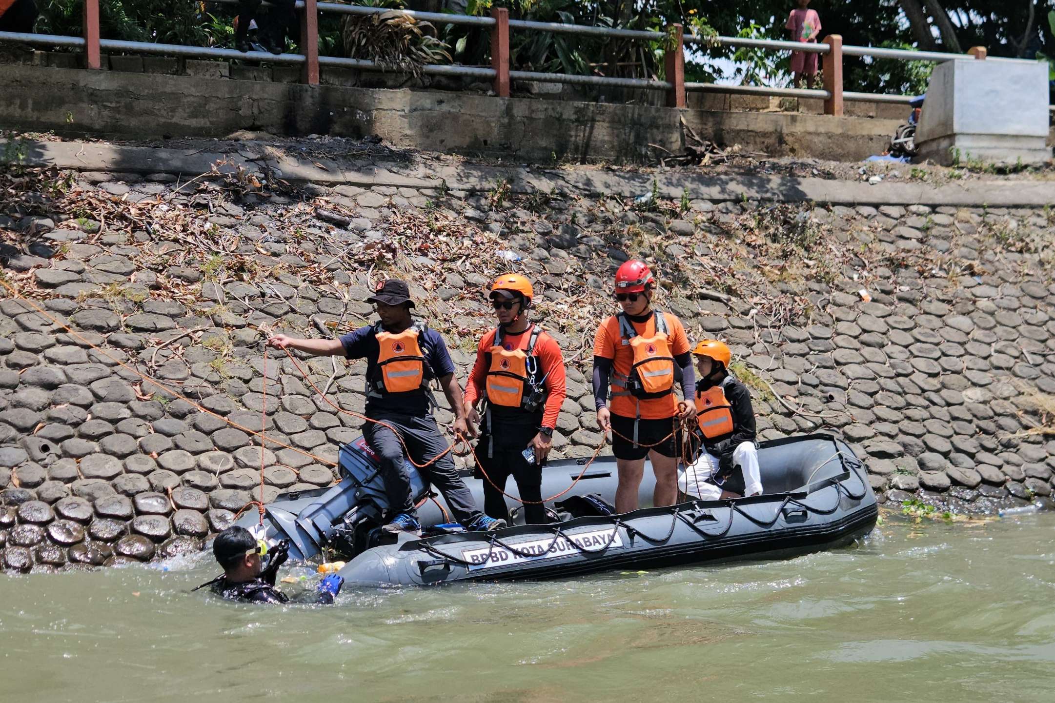 Tim SAR melakukan pencarian di Sungai Jagir, Wonokromo, Surabaya. (BASARNAS)