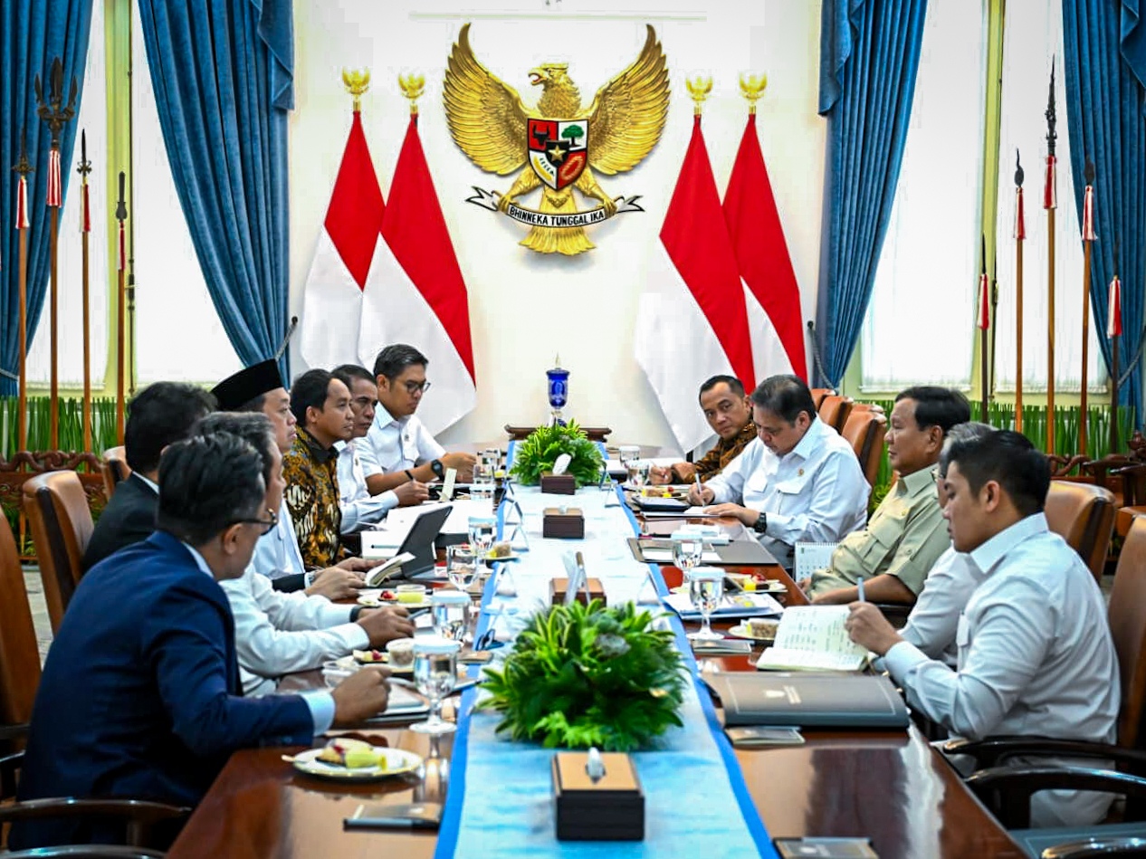 Suasana rapat terbatas yang dipimpin Presiden Prabowo Subianto di Istana Merdeka. (BPMI SETPRES)